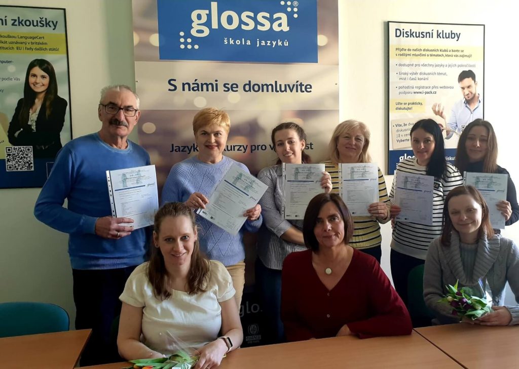 Absolventi kurzu českého jazyka pro cizince s certifikátem